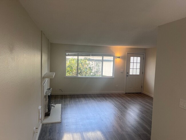 Building Photo - Cool Reno and Nifty Private yard too-Inner SE Duplex