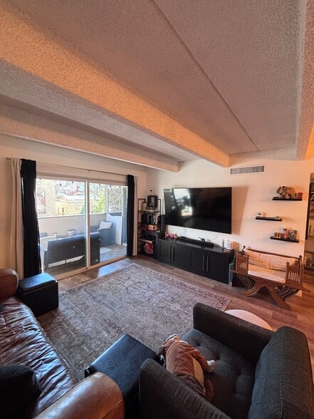 Den - 1433 N Williams St