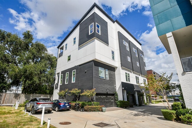 Building Photo - 2412 Canal St