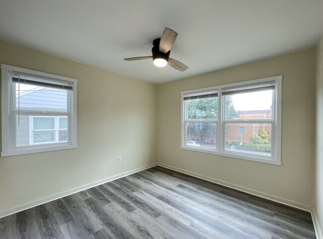 Building Photo - Charming Second Floor 1-Bedroom Close to Peninsula Park!