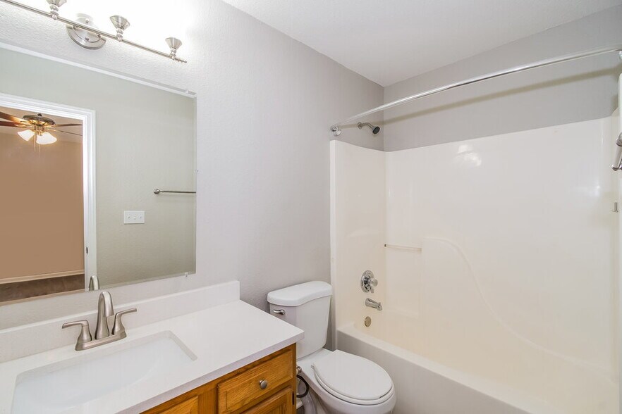 Building Photo - 7645 Blue Willow Dr