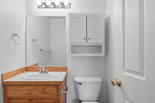 Building Photo - 313 S Nectarine St