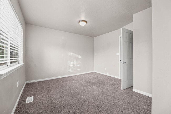 Building Photo - 2576 E Wren Rd