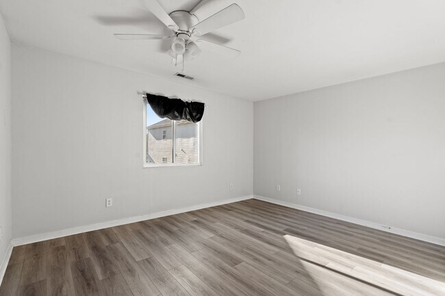 Building Photo - Charming 1-Bedroom Condo: Your Coastal Retreat Awaits in Myrtle Beach!