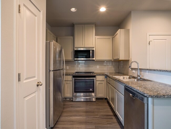 Building Photo - 221 Peruna Dr