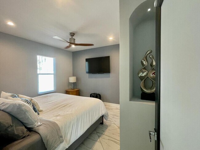 Building Photo - 505 Silver Beach Ave