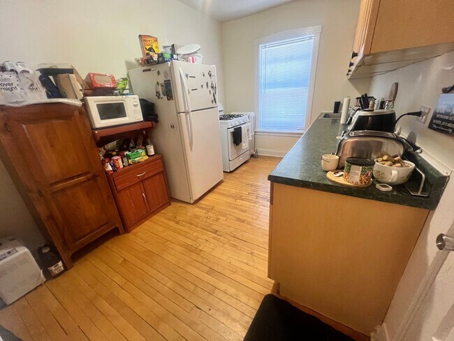 Building Photo - Lovely and Very Large Ravenswood Manor 1 BR