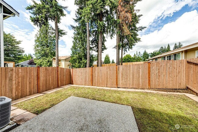 Building Photo - Duplex Style CONDO - 3 Bed 2.5b Bath Fully...