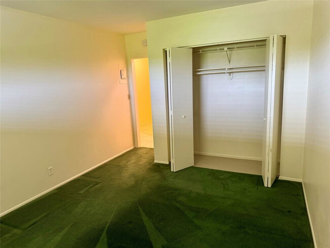 Building Photo - 1350 E Sample Rd