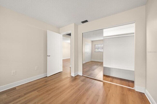 Building Photo - 1975 W Bay Dr