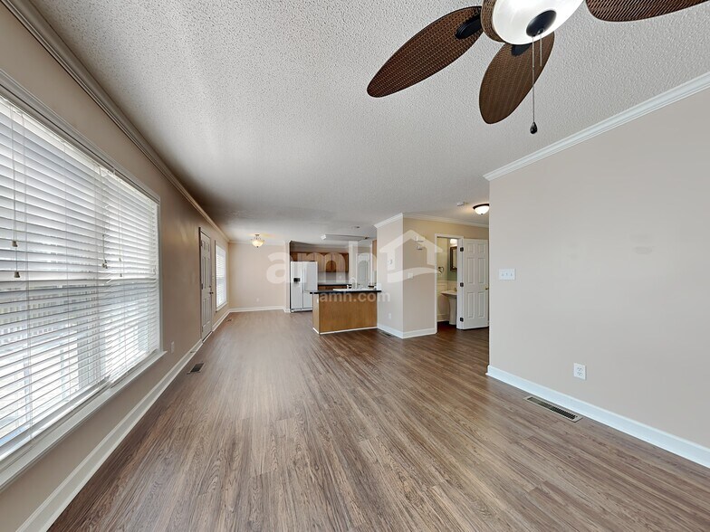 Building Photo - 6620 Valleyoak Dr