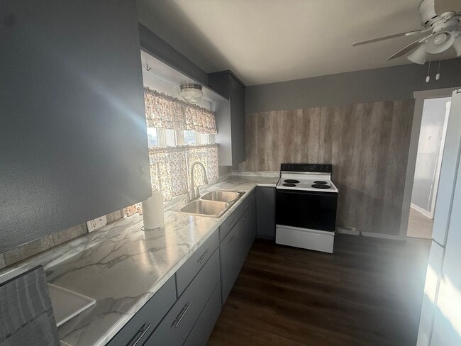 Building Photo - 307 S Locust St