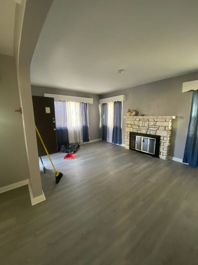 Building Photo - College Hill Rental Available NOW!