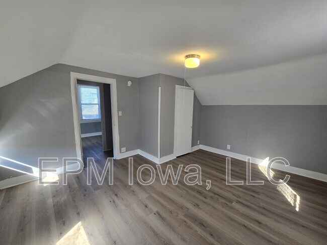 Building Photo - 908 W 6th St
