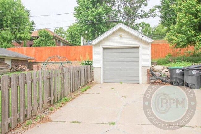 Building Photo - 3 Bedroom 2 Bathroom Family Home