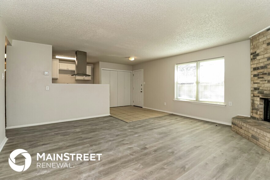 Building Photo - 3904 Royal Crest Dr