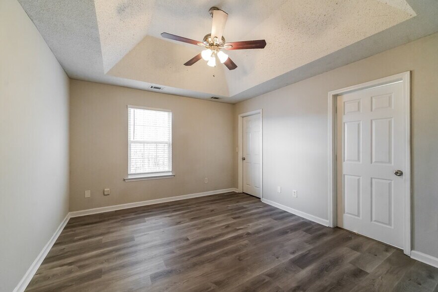 Building Photo - 202 Oakwood Pl