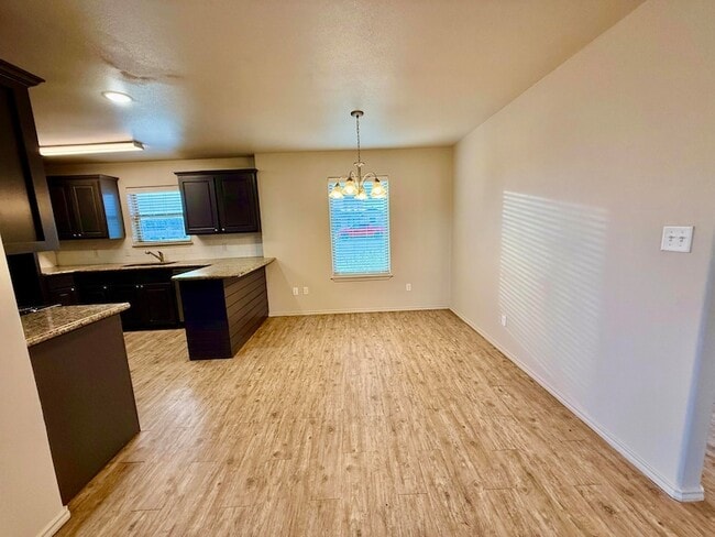 Building Photo - 909 Manchester Ct