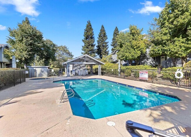 Building Photo - Updated Townhome in Sought After Walnut Cr...