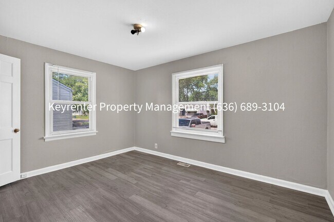 Building Photo - Charming Rehabbed 2-Bedroom Home