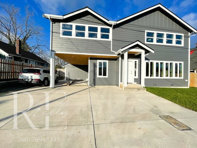 Building Photo - Fully Renovated Upper Unit with Modern Finishes & A/C