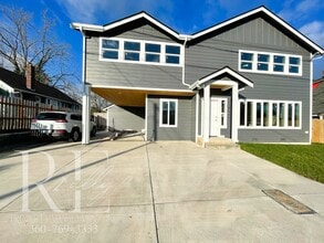 Building Photo - 1-Bedroom Home with Modern Finishes, A/C & In-Unit Laundry