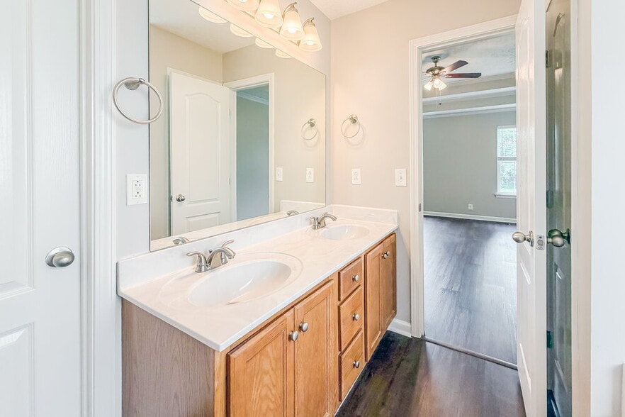 Building Photo - 2816 Windcrest Tr