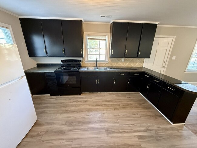 Building Photo - Single Family Ranch 2 Bed