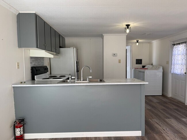 Building Photo - Newly remodeled 2 bedroom 1 bathroom mobil...
