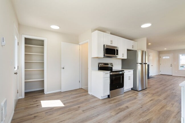 Building Photo - Beautiful 4 bedroom, 2 bathroom home in Lents Neighborhood!