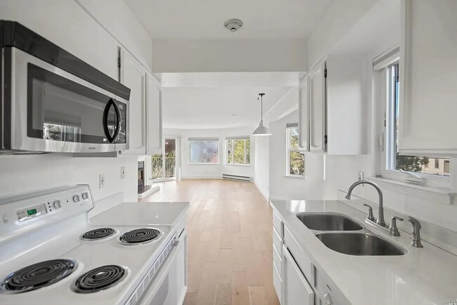 Building Photo - Beautifully updated Seminary Condo near Ri...