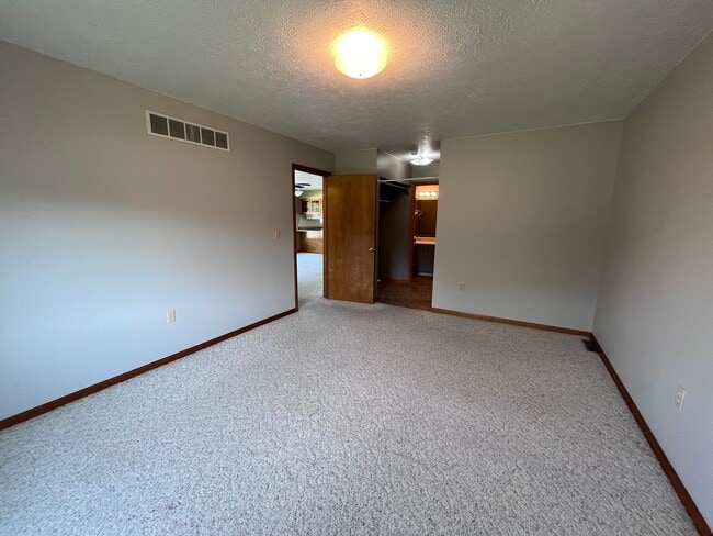 Building Photo - Beautiful 2 Bedroom & 2 Bath Duplex in Shipshewana