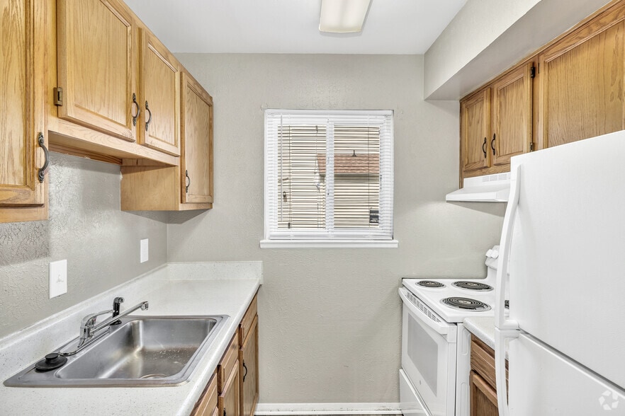 Bald Cypress - 2BR, 2BA - 860SF - Kitchen - Village at Town Park