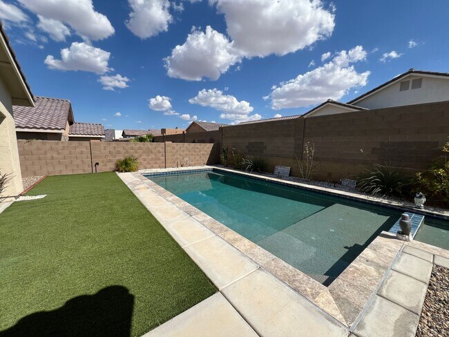 Building Photo - POOL & SPA HOME IN THE FOOTHILLS!