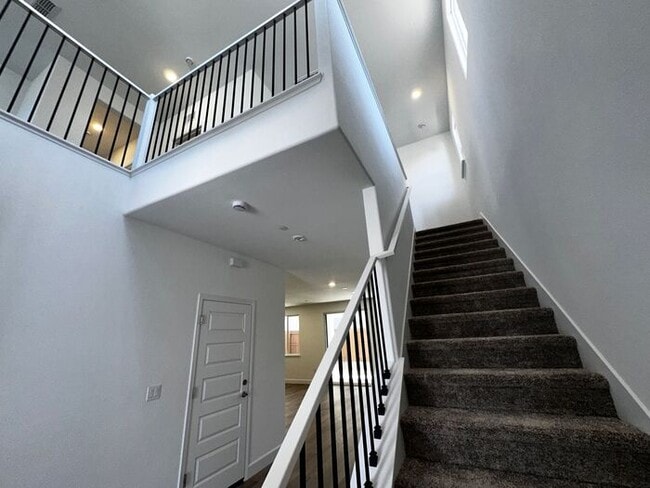 Building Photo - Beautiful 4 bedroom new home in Sierra wes...