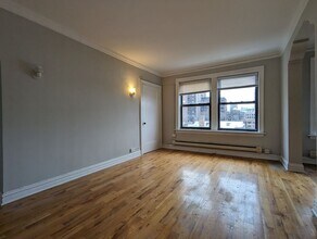 Building Photo - 425 W Roscoe St