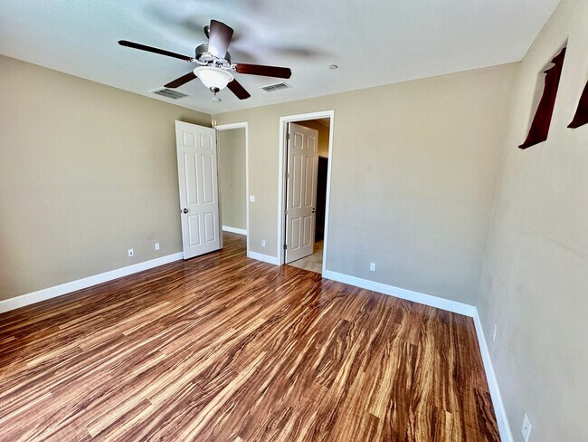Building Photo - 2487 N Mountainside Dr