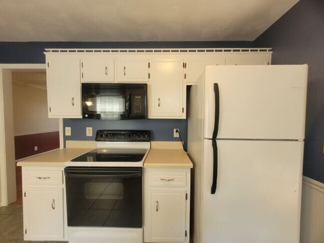 Building Photo - Charming 3-Bedroom Home with Spacious Livi...