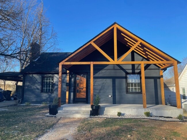 Building Photo - 667 Longview Dr