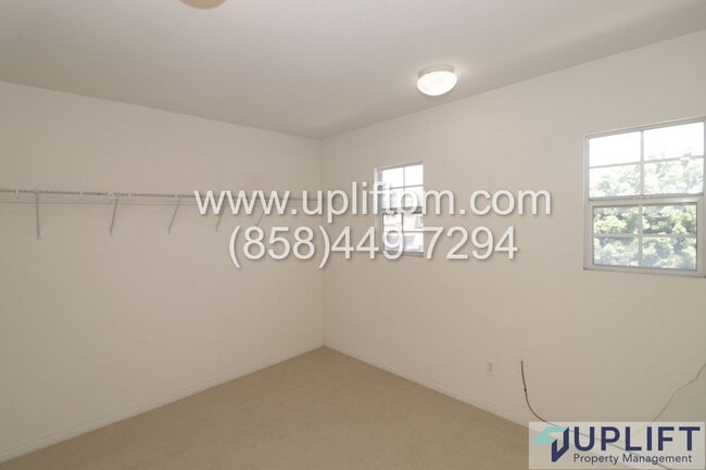 Building Photo - 4 bedroom 2.5 bathroom home in Chula Vista...