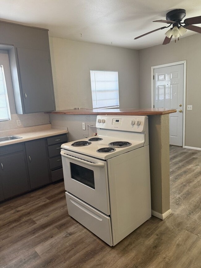 Building Photo - Super Cute & Clean!