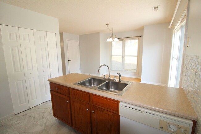 Building Photo - 869 Camelot Ln