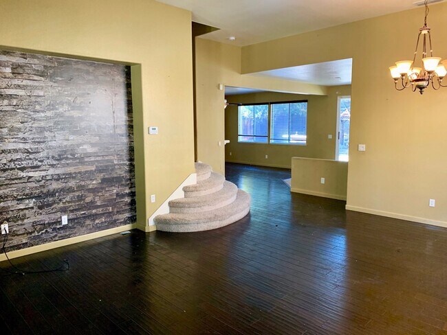Building Photo - 4 Bed with Large Backyard!