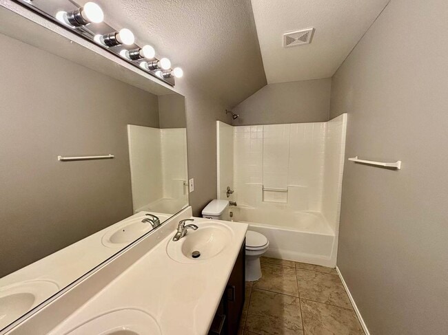 Building Photo - 2376 Summer Home St