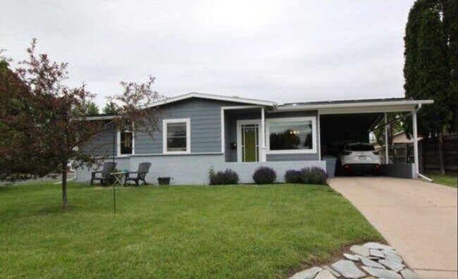 Building Photo - Updated 3 Bed Home with Vaulted Ceilings, Solar Panels & Large Corner Lot!