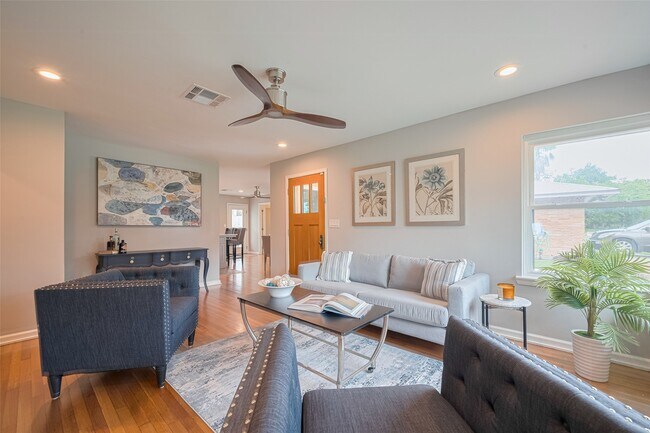 Building Photo - 5123 Saxon Dr
