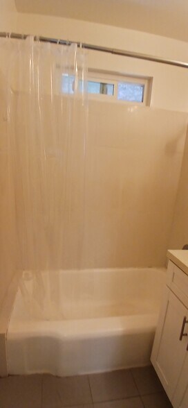 Bathtub - 1728 N Hollywood Way