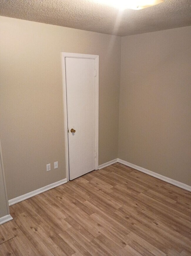 Building Photo - MOVE-IN SPECIAL 1/2 OFF 1ST MONTH'S RENT!!