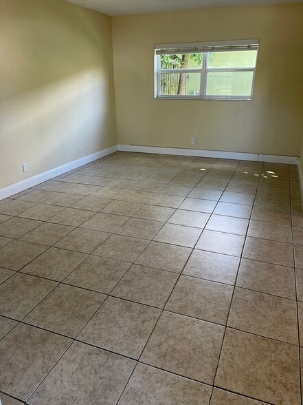 Living room facing west - 300 SW 16th Ct