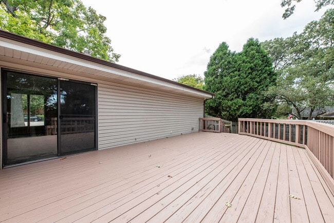Building Photo - 8929 42 Ct